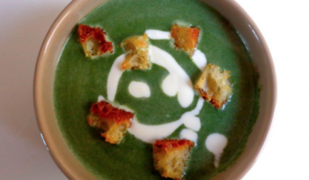 Green Soup with Cream and Croutons