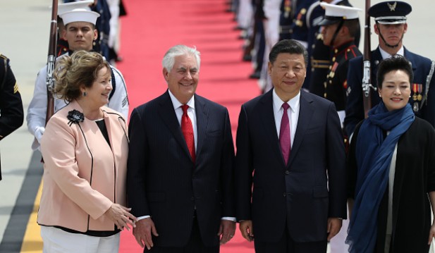 U.S. Secretary of State Rex Tillerson and his wife Renda St. Clair greet Chinese President Xi Jinping and first lady Peng Liyuan after they arrived at Palm Beach International Airport April 6, 2017.