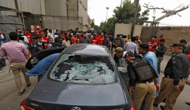 A group of unidentified gunmen attacked the Pakistani stock exchange and exchanged shots with law enforcement