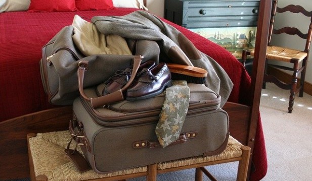 Choosing the Best Method to Pack a Suitcase: Folding, Rolling, Packing Cube