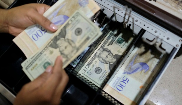 Use Of American Dollars Grows in Venezuela