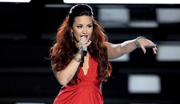 2020 People's Choice Awards Top Moments: Demi Lovato's 'Unengaged' Joke, Ellen Degeneres Thanks Fans