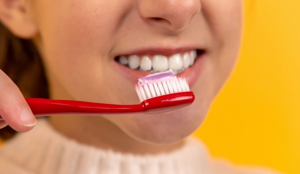 6 Effective Ways to Naturally Whiten Teeth at Home; Easy, Fast, and Guaranteed Techniques