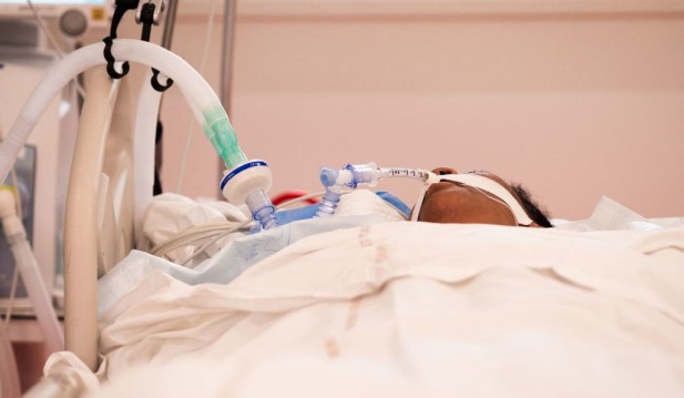 https://www.gettyimages.com/detail/news-photo/covid-19-patient-under-respiratory-assistance-lays-in-bed-news-photo/1235053048?adppopup=true