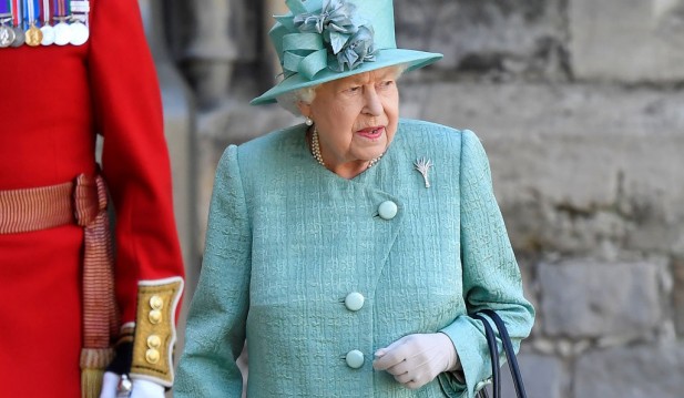 Royal Fans Grow Worried About Queen Elizabeth's Health After Monarch Spotted in Public With Walking Stick