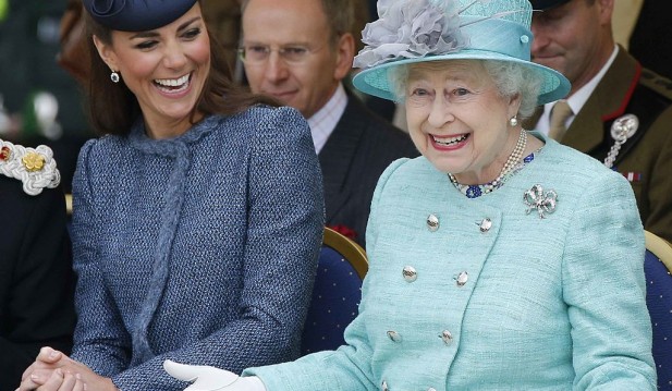 Queen Elizabeth Marks Sad Milestone Amid Royal Family Drama, Health Woes; Kate Middleton Reveals Christmas Gift To Her Majesty