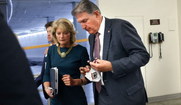 Manchin Crosses Party Lines With Endorsement of Murkowski, Receives Support in Response