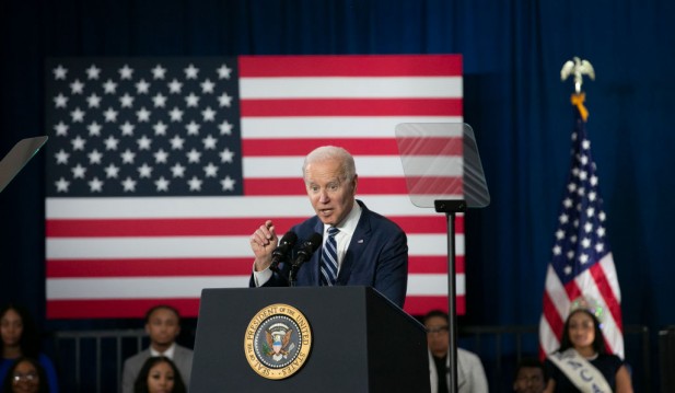 Viral Video of Joe Biden Shaking Hands With Thin Air Gets Debunked by PolitiFact; Here’s What Happened 