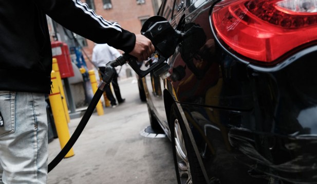 Average US Gas Prices Hit $5 Per Gallon  as More Americans Apply for Jobless Benefits