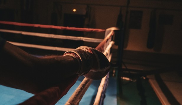 South African Boxer Who Punched Thin Air During Fight Dies Due to Brain Injury | Full Details 