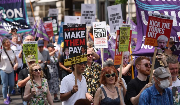 Thousands of London Protesters Demand Aid Fro Government Amid Surging Inflation