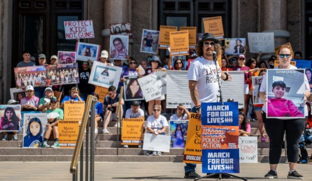 Uvalde Shooting Victims' Parents March in Texas Governor's Mansion, Urging To Raise Age Requirement For Semi-Automatic Gun Sales