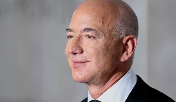 Jeff Bezos, College Professor Who Wished 'Excruciating' Death for Queen Elizabeth II Get on Twitter Fight: What Happened?