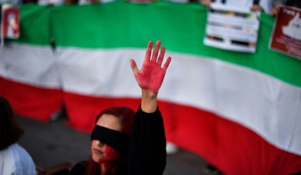 Iran Intensifies Crackdown Over Nationwide Outcry, Killing At Least 2; Anti-Government Protesters Say They're 'No Longer Afraid'