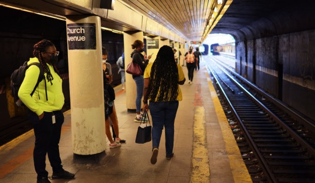New York Subway Crime: Police Arrest Assailant for Pushing Passenger Towards Tracks in Brooklyn