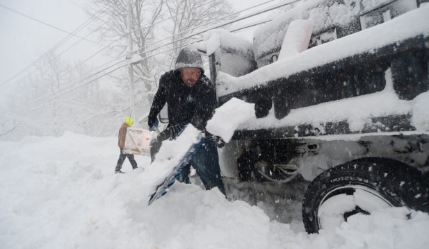 New York Snowstorm: Parts of Buffalo Buried 6 Feet Below of Snow; Deaths, Road Closures, Flight Cancellations Reported