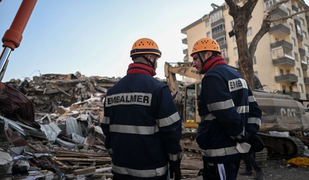 Turkish FM Welcomes Greek Support After Twin Quakes Hit Turkey