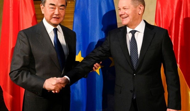 Chinese Diplomat Talks To Leaders at Munich Security Conference
