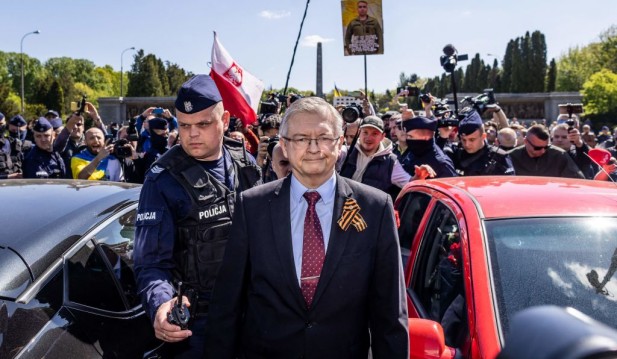 Polish Activists Block Russian Ambassador in Warsaw on Victory Day