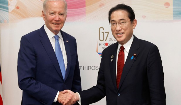 US President Joe Biden (L) and Fumio Kishida, Japan's prime minister
