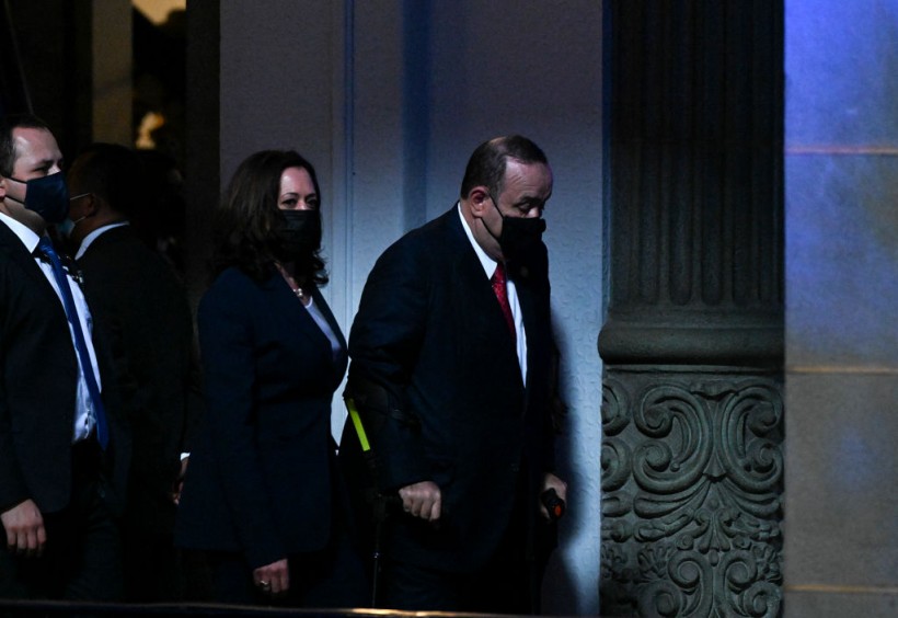 US Vice-President Kamala Harris (C) and Guatemalan President Alejandro Giammattei (R)