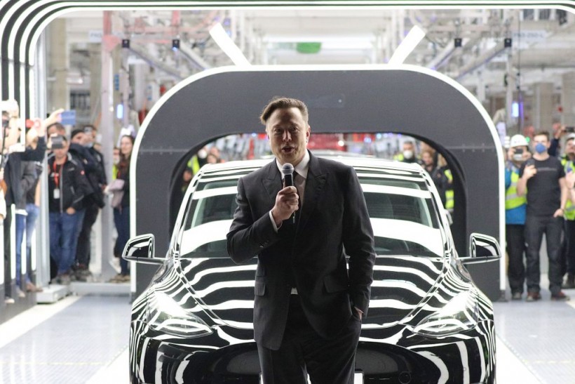 Elon Musk's Decision Making is Tesla's 2nd Risk, Investors Warned; Is Twitter Distracting the Billionaire?