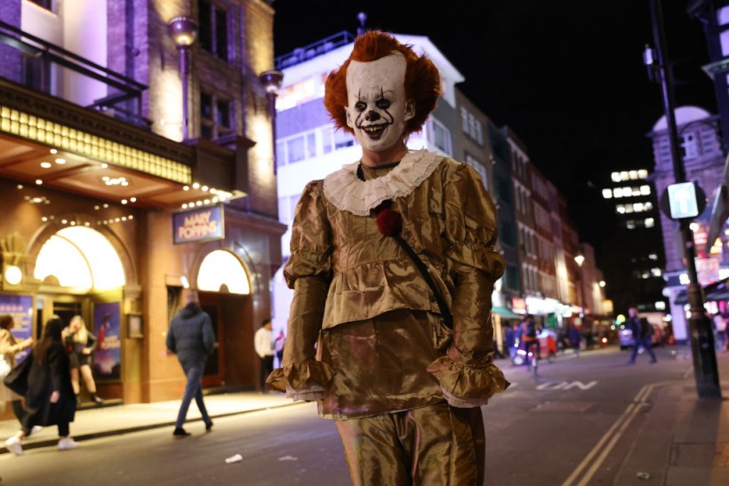 Scottish Pennywise Clown Dares Police To Catch Him—Spreading Fear in Streets as He Threatens Residents 