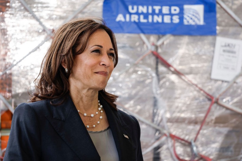 Vice President Harris Meets With Aviation And Transport Workers Receiving Baby Formula Shipment At Dulles Airport