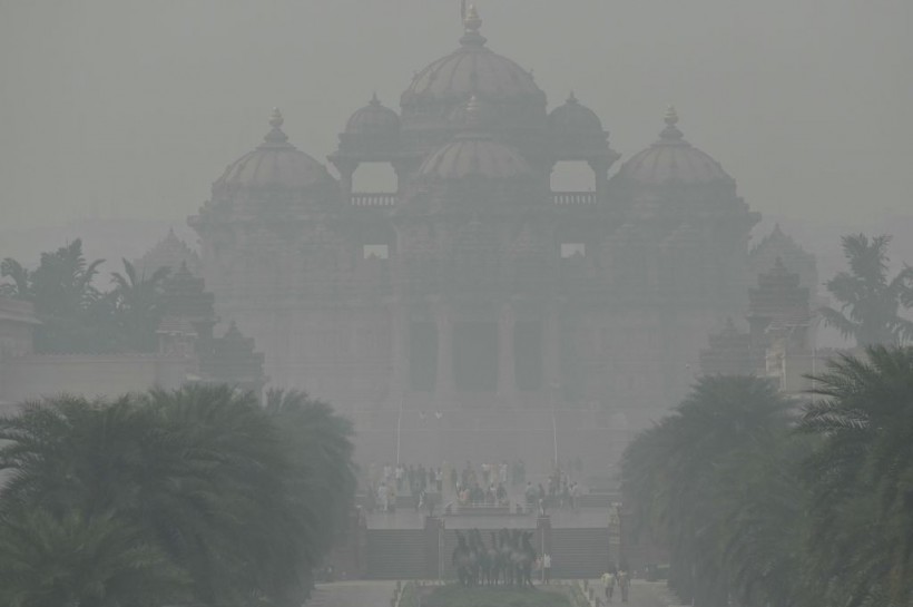 [UPDATE] New Delhi Air Pollution Worsens as Smog Becomes Visible From Space, Politicians Blame Each Other