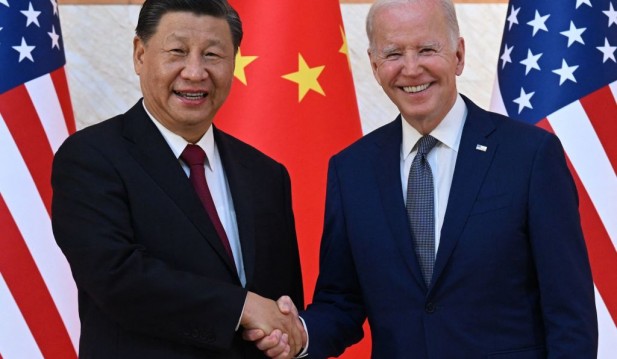 US President Joe Biden (R) and China's President Xi Jinping (L) 