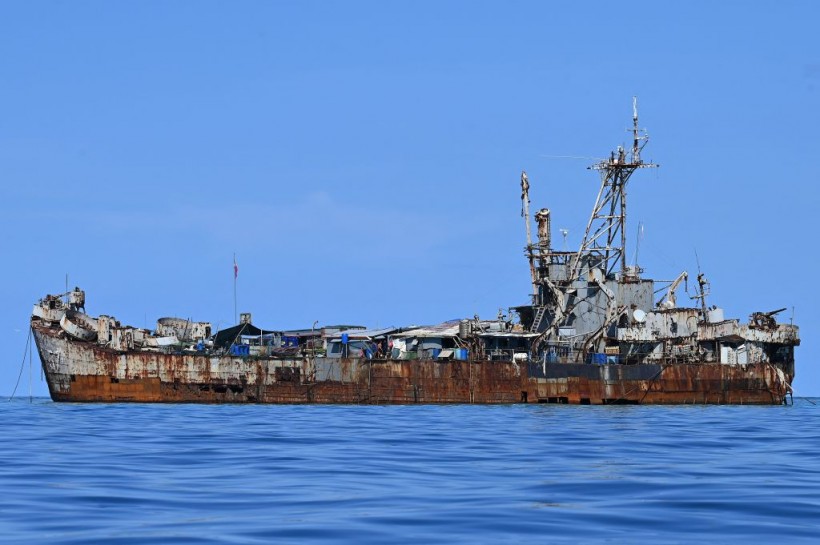 Filipino Supply Boat Slips Past Chinese Ships to Resupply Naval Garrison in Second Thomas Shoal
