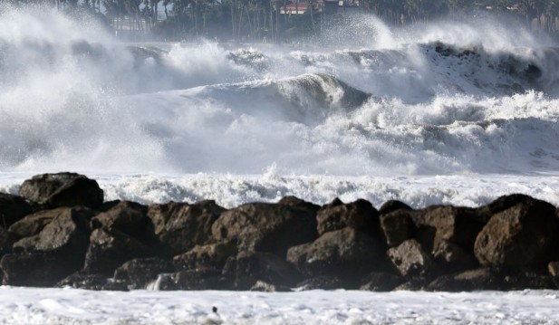 Large Surf Impacts Southern California Beaches