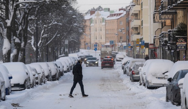 Nordic Snowstorm Brings Extreme Cold, Traps Hundreds of Vehicles