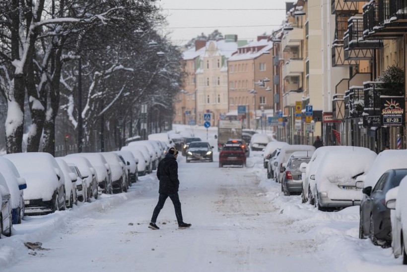 Nordic Snowstorm Brings Extreme Cold, Traps Hundreds of Vehicles