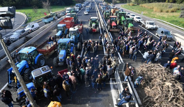 French Farmers' Protest: Police Arrest Dozens of Demonstrators at Paris Food Market