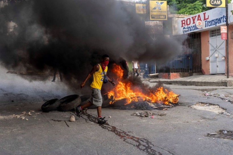 TOPSHOT-HAITI-CRIME-PROTEST-POLICE
