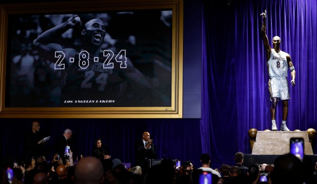 19-Foot Kobe Bryant Statue Unveiled by LA Lakers! NBA Legend's Wife Says Two More Statues Will Arrive