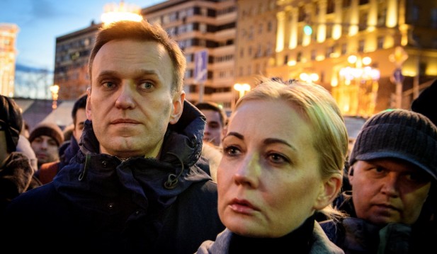 r Alexei Navalny (L) and his wife Yulia Navalnaya