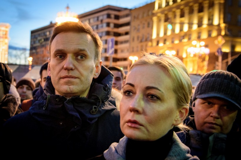 r Alexei Navalny (L) and his wife Yulia Navalnaya