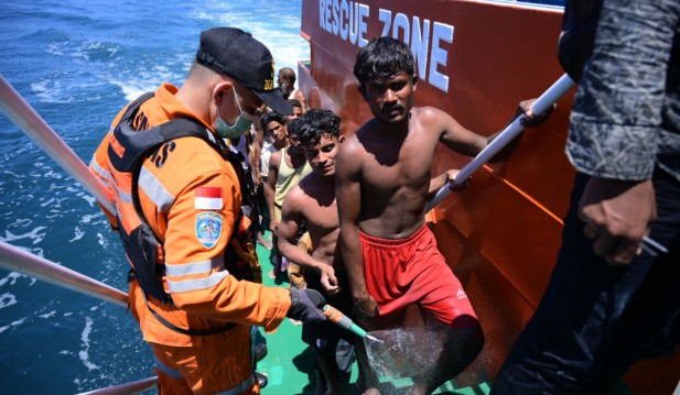 Indonesian Emergency Crews Rescue Rohingya Refugees from Capsized Boat 