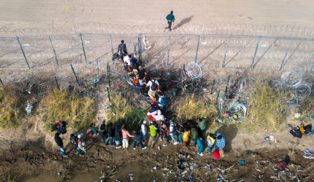 Over 100 Migrants Breach Border's Razor Wire, Overpower Guards in El Paso Crossing
