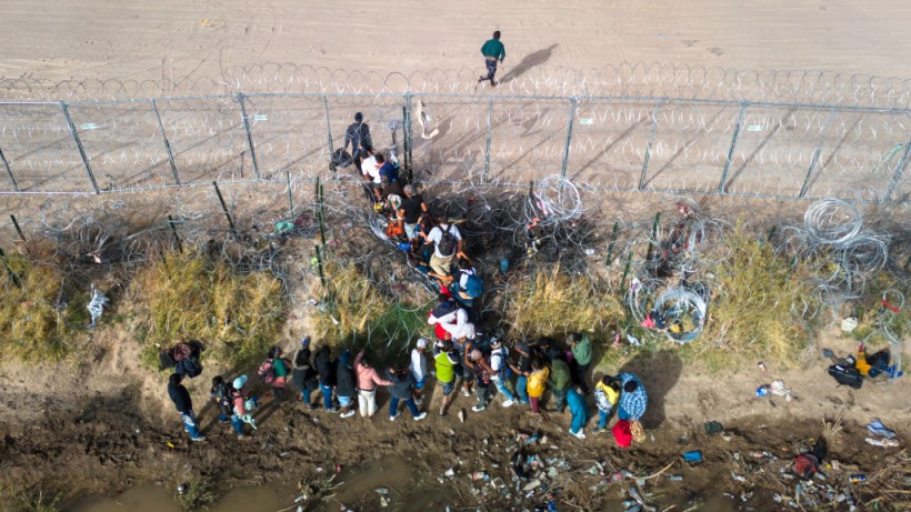 Over 100 Migrants Breach Border's Razor Wire, Overpower Guards in El Paso Crossing