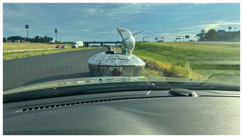 Police Pull Over UFO on the Way to Roswell
