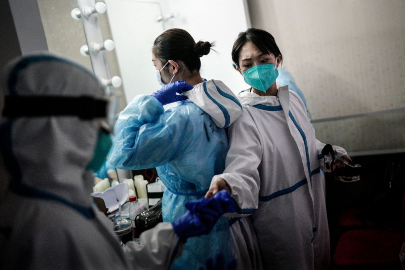 Wuhan People Thanks Medical Staff With Drama "Retrograde Man" After Coronavirus Outbreak
