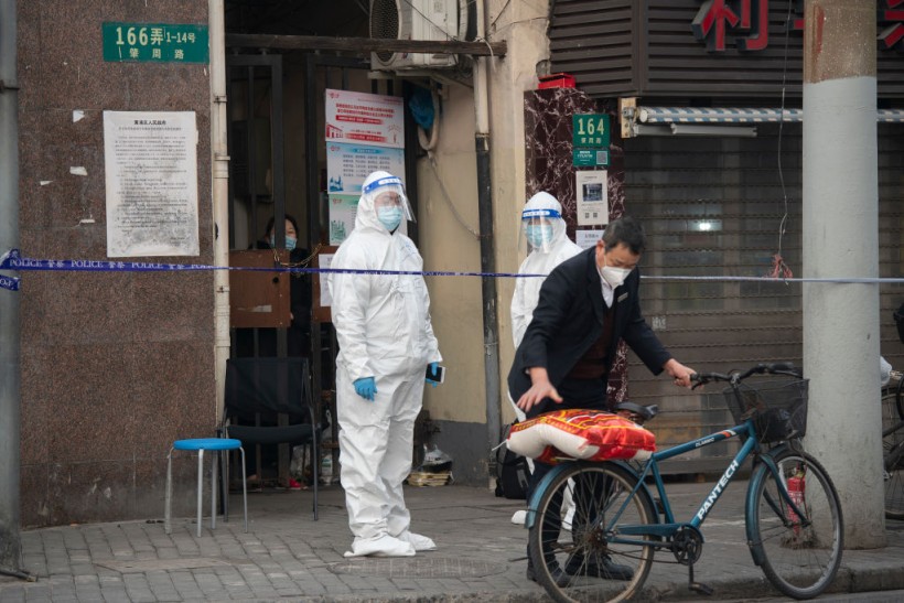 Chinese Residents in Virus Lockdown Assaults Pandemic Control Volunteer with Fatal Results 