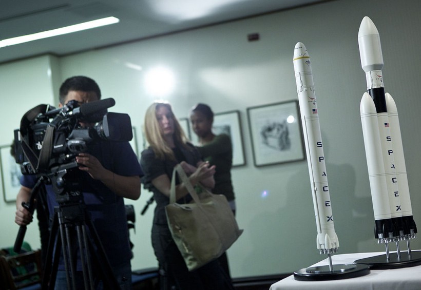 Japanese Billionaire Offers SpaceX Moon Trip for 8 People