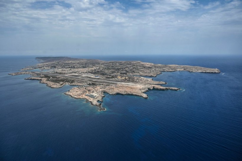 More Than 1,000 Migrants Land on Italian Island