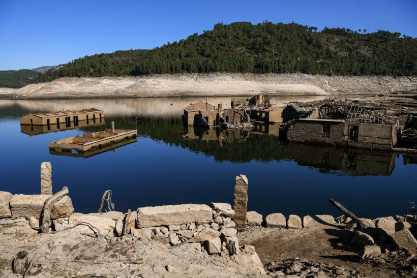  Sunken Spanish Village Flooded in 1992 Seen After 30-Years; Revealing Remains of Former Residences Like a Spanish Atlantis 