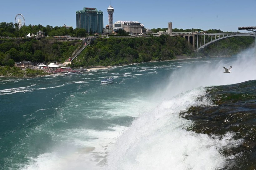 Woman Dies After Car Plunges in Freezing Waters of Niagara Falls in a Heroic Attempt to Rescue Trapped Driver