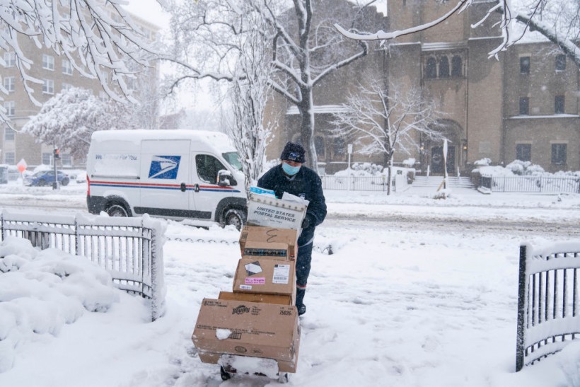 First Snowstorm Of The Season Hits Washington, DC